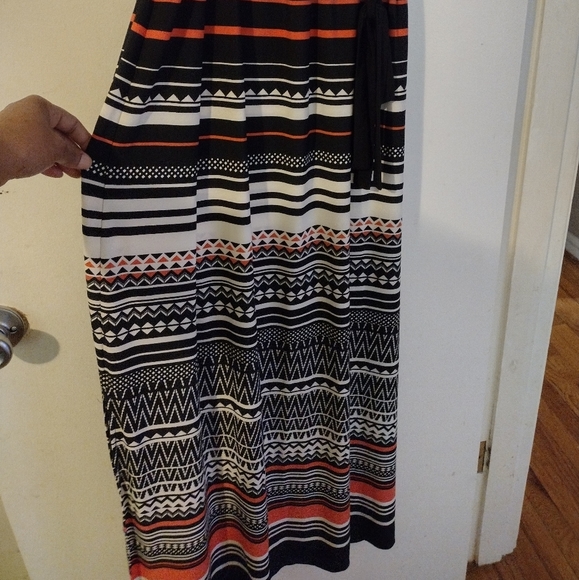 NWOT. Black, white, orange, Liz Claiborne Dress, split on both sides - Picture 2 of 3